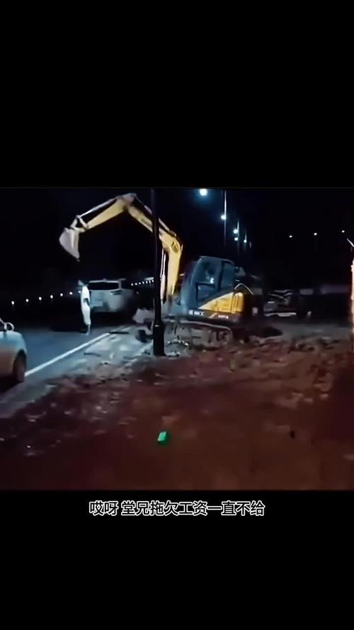 警方通报，经济纠纷引发挖掘机堵门事件
