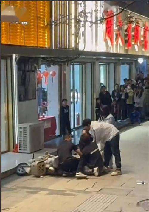 男子因女友穿裙子出门对其殴打强奸