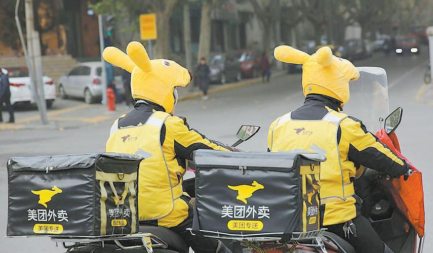 外卖骑手在商场二楼骑车取餐