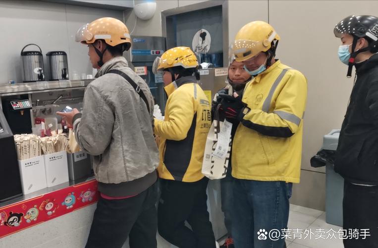 商场二楼外卖骑手骑车取餐瞬间