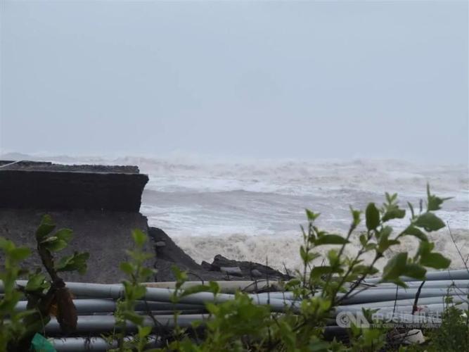 台风“杨柳”登陆台湾致1人失踪