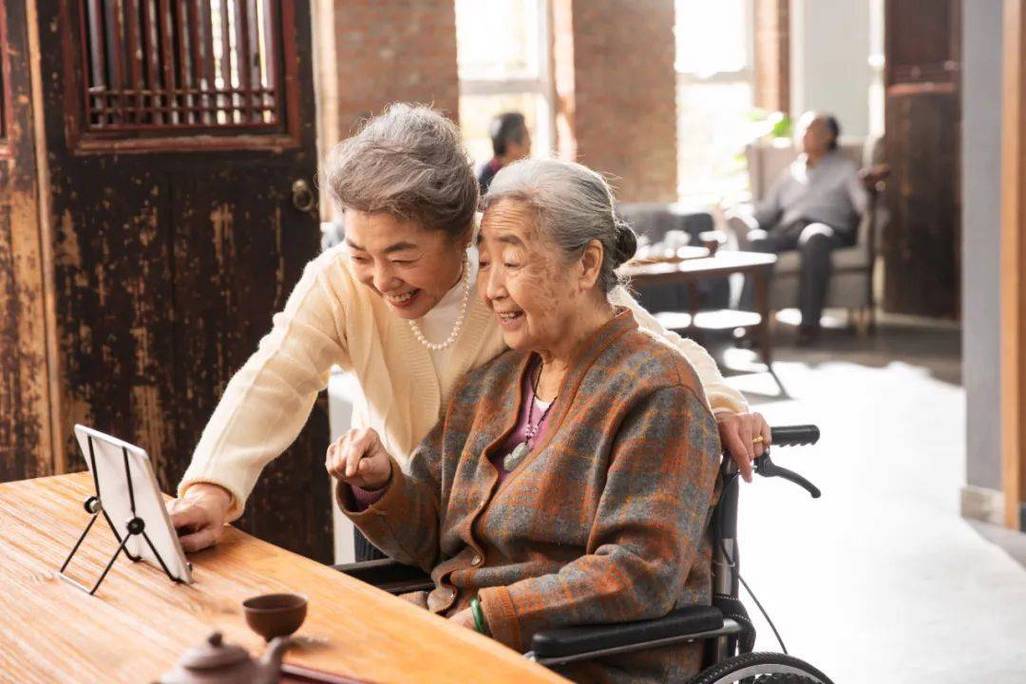 现在的退休老人或许比00后还会玩