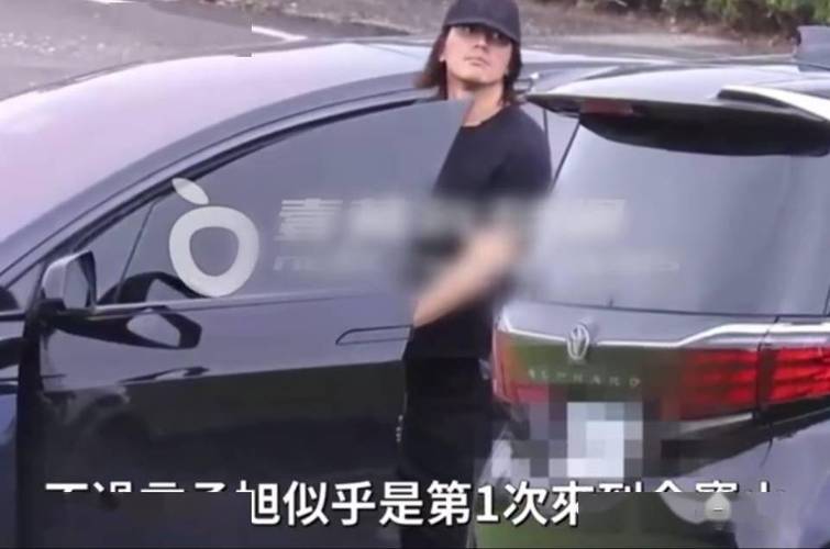 言承旭现身大S墓地悼念