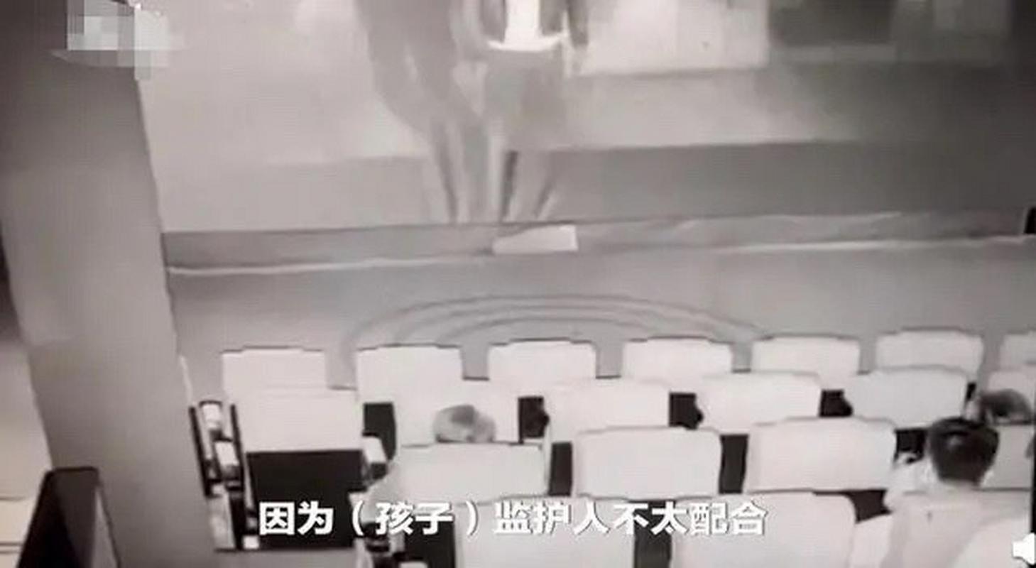 影院回应银幕遭男孩拍打:将报警索赔