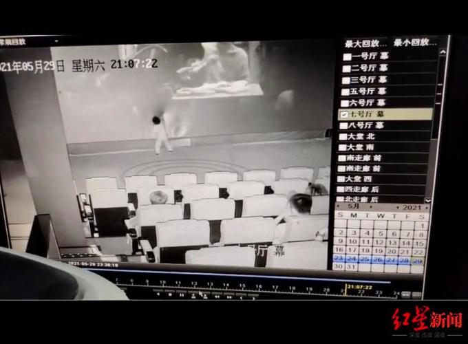 影院回应银幕遭男孩拍打，报警索赔进行中