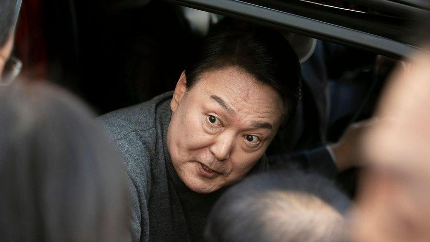 尹锡悦穿囚服戴镣铐狱外就医
