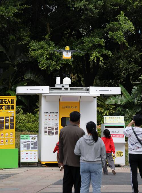 无人机偷拍居民楼现象引发市民关注