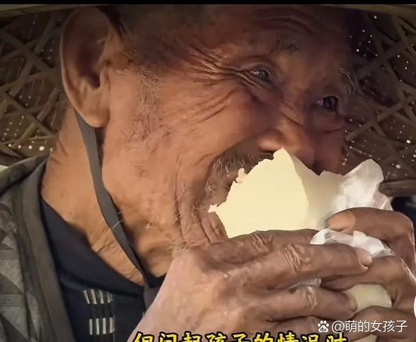 73岁老人千里送特产，扛80斤重担只为见儿孙