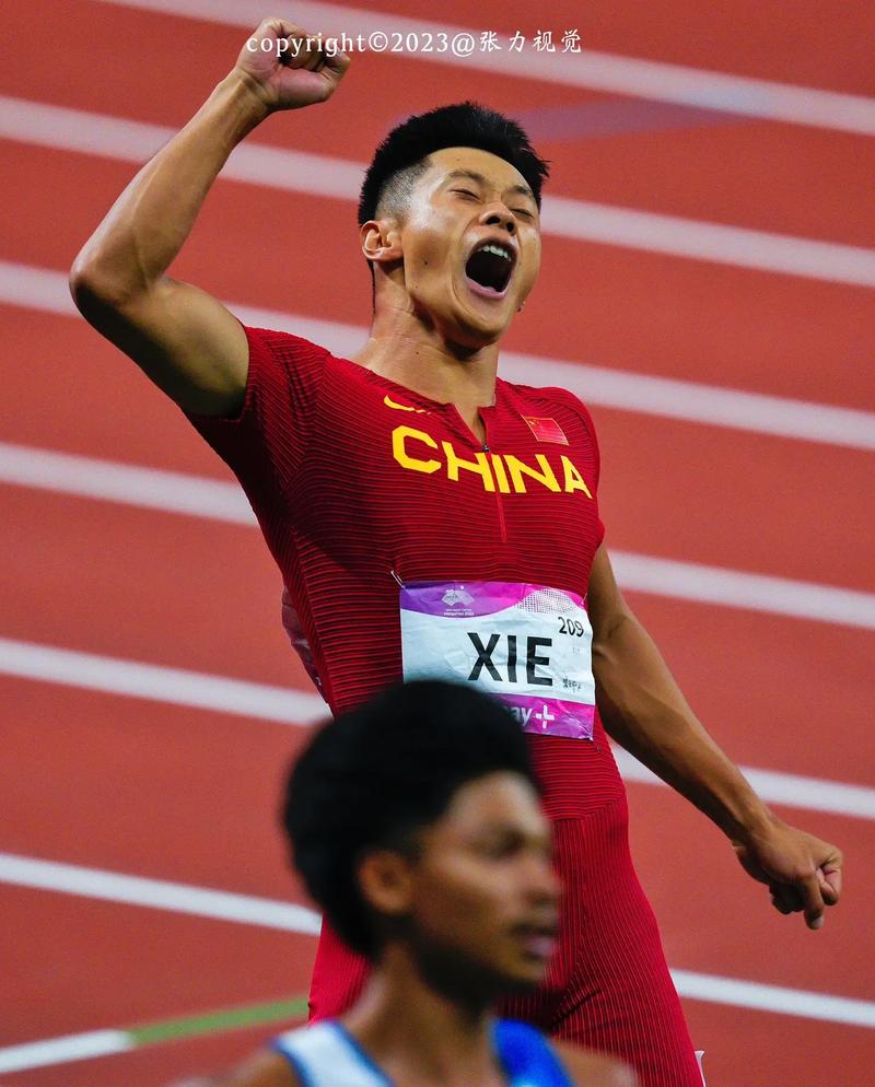 机器人史上首个百米“飞人”诞生