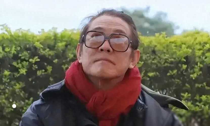 62岁李连杰晒躺病床照片 面容憔悴