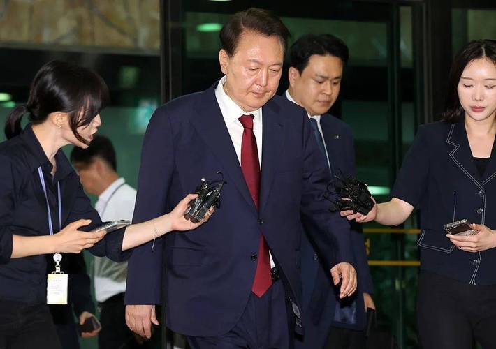 韩民众就戒严集体起诉尹锡悦夫妇