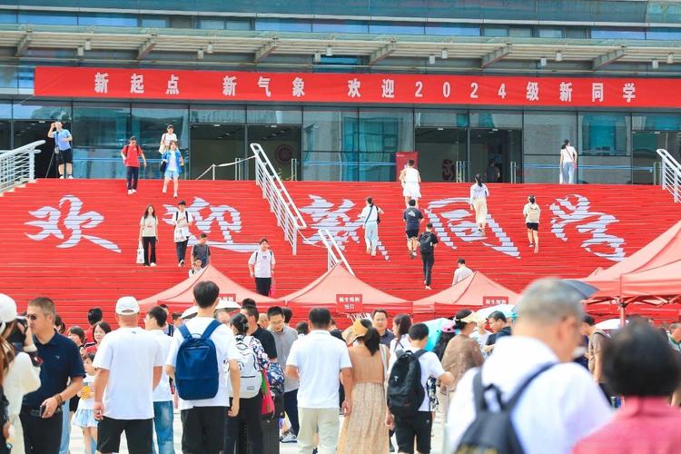 北京大学新生开学报到季，迎接新篇章的开始