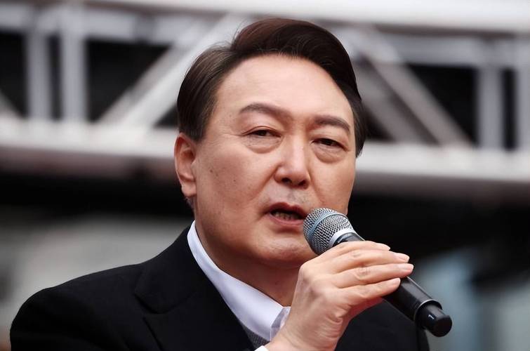 韩民众集体起诉尹锡悦夫妇，就戒严问题展开法律斗争
