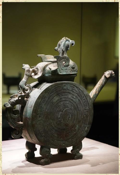 博物院青铜器展柜内手机事件回应，管理漏洞还是意外情况？