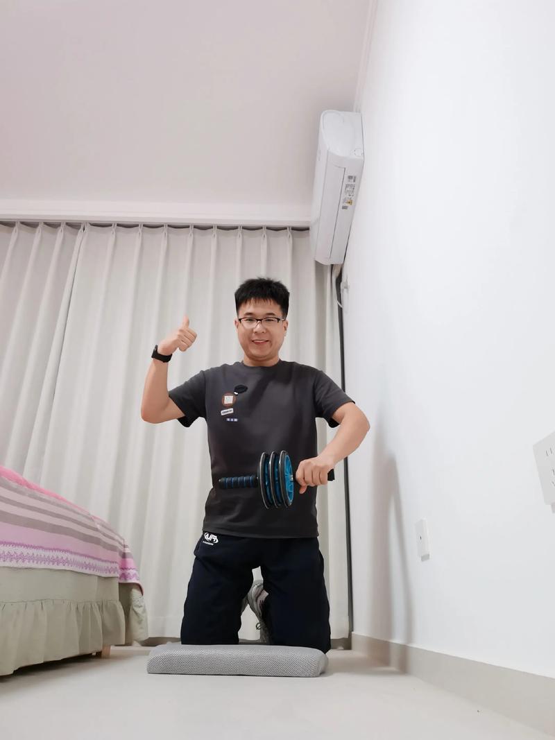 35岁仓库工自制器械练就超强腹肌