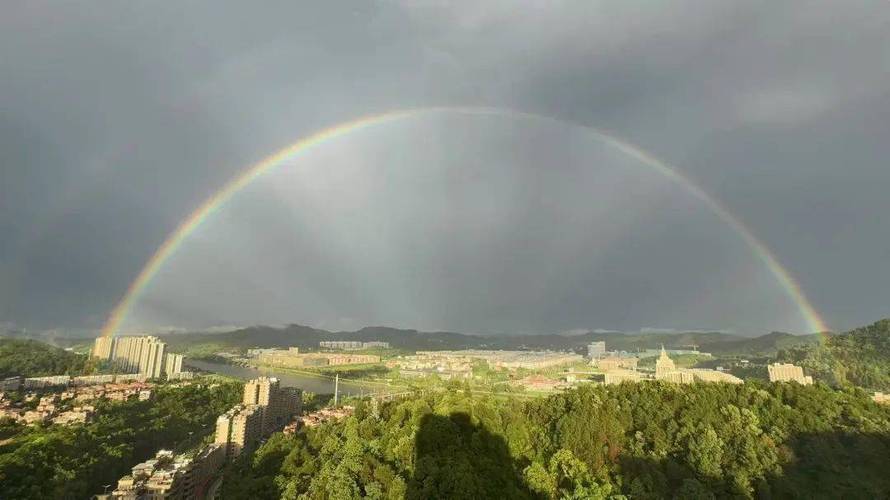 北京暴雨过后出现“双彩虹”