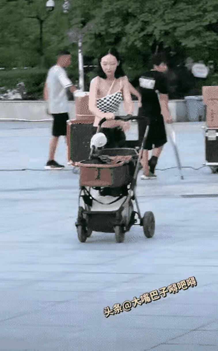 疑似女子带两小孩推走他人婴儿车事件揭秘
