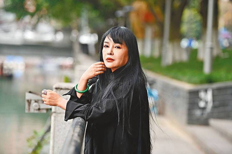 千百惠生前定居成都 隐退后仍在练歌