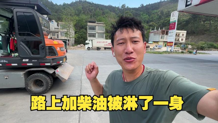 河南小伙开挖机环游中国成网红达人