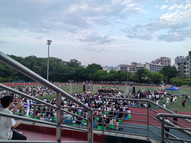 英皇将在县城学校操场办演唱会
