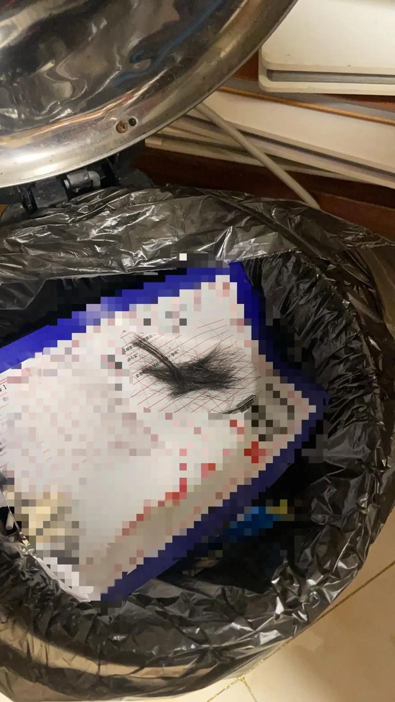 理发师给女孩擦碎发时被指猥亵