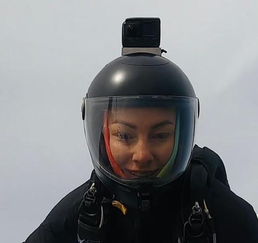 英国女子恋爱后分手选择跳伞自杀，一段情感悲剧的背后