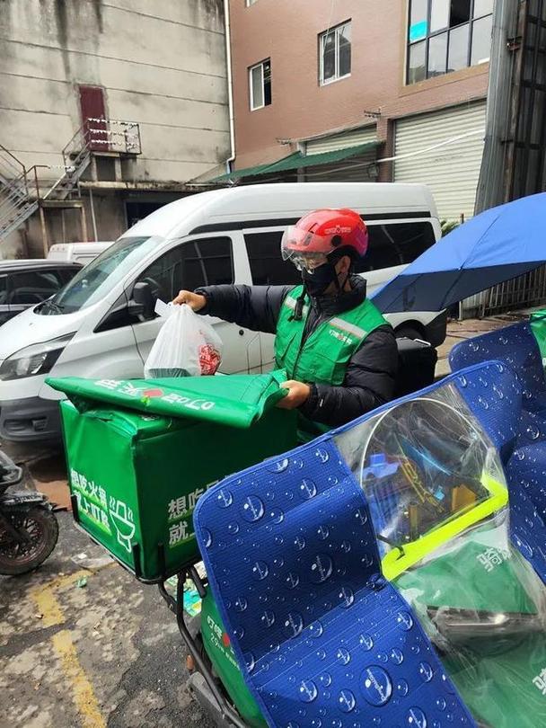 年轻人下班送外卖 有人月入3000元