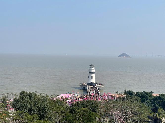 三亚海边巨浪直逼灯塔塔顶