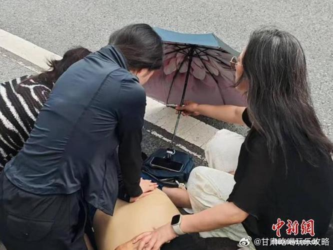 女医生跪地紧急救援，海边心脏骤停女子奇迹生还