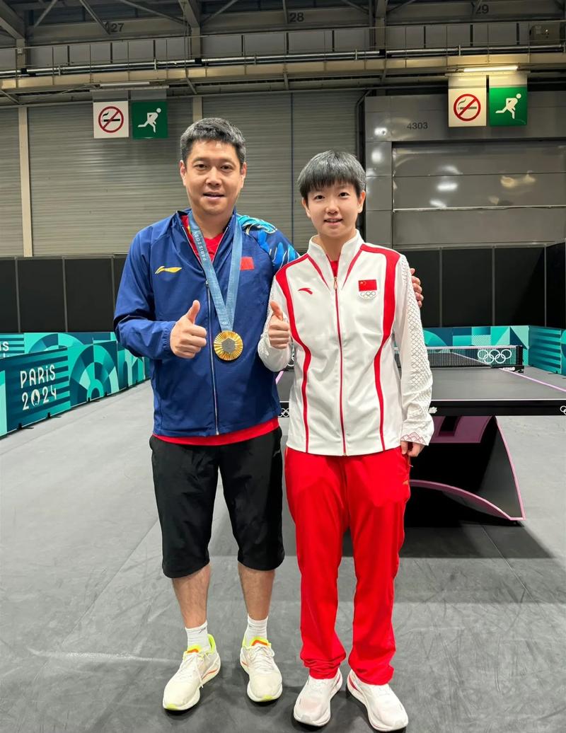 邱贻可与孙颖莎的冠军瞬间，荣耀合影见证辉煌