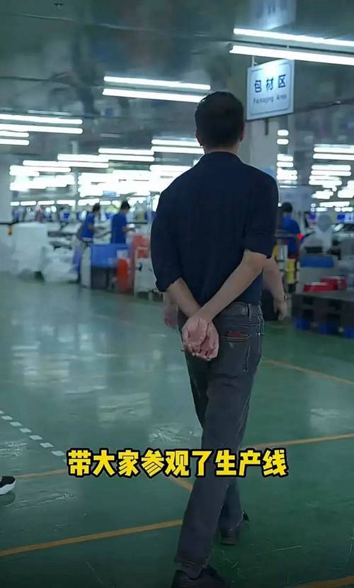 40岁港星转行做搬运工养4个儿子