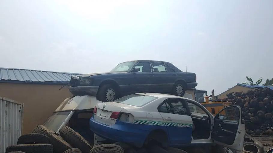 加长林肯“僵尸车”被弃路边5年多