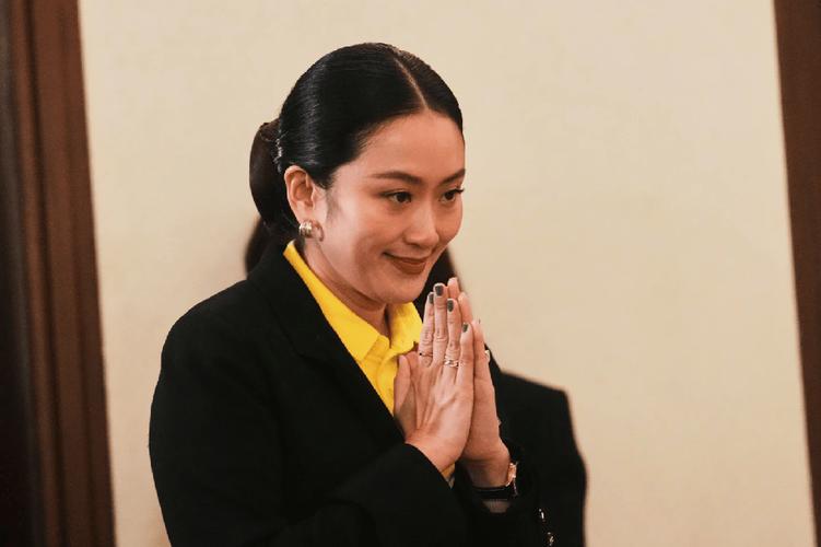 泰国女总理佩通坦遭解职