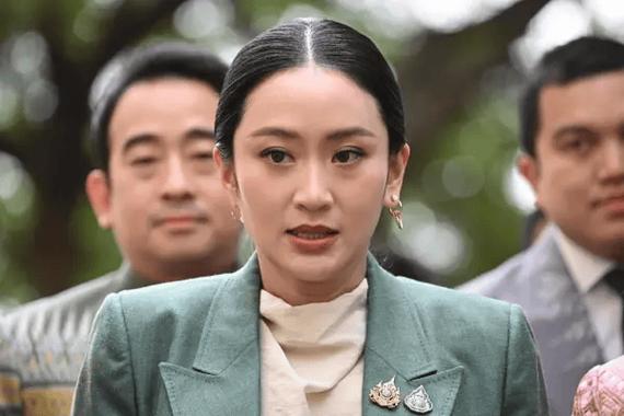 佩通坦被解除泰总理职务后微笑露面