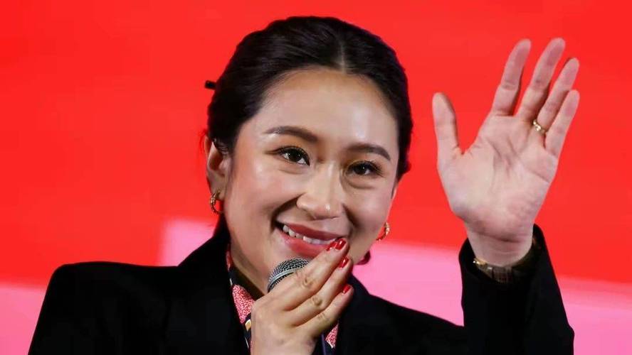 泰国女总理佩通坦遭解职