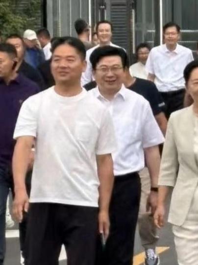 刘强东带妻子观战苏超