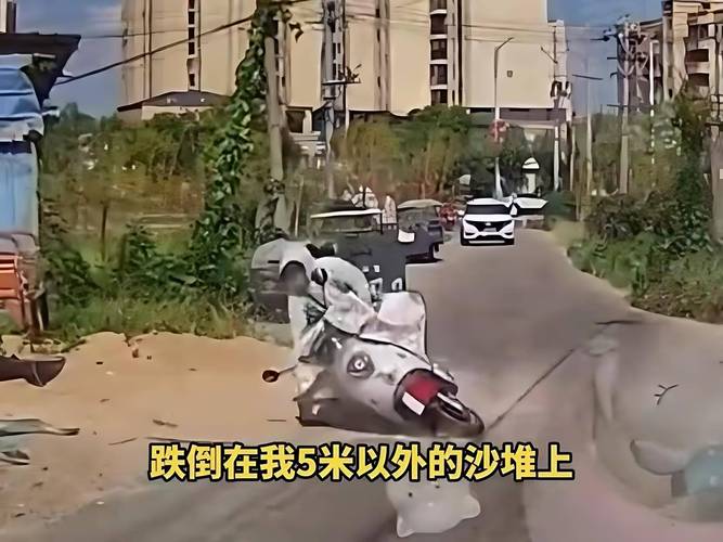 湖北孝感一出租车碰撞多车致5人受伤