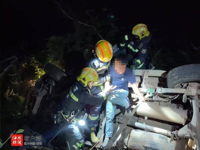 村支书驾驶皮卡车救援被困游客