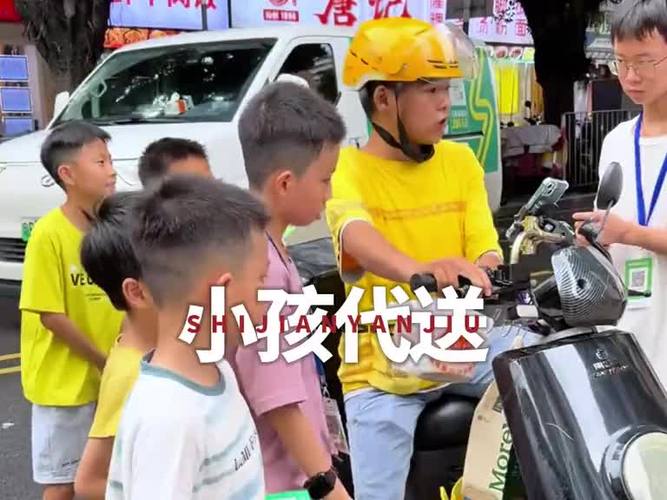 暑假卖柠檬茶走红的小孩哥开学报到
