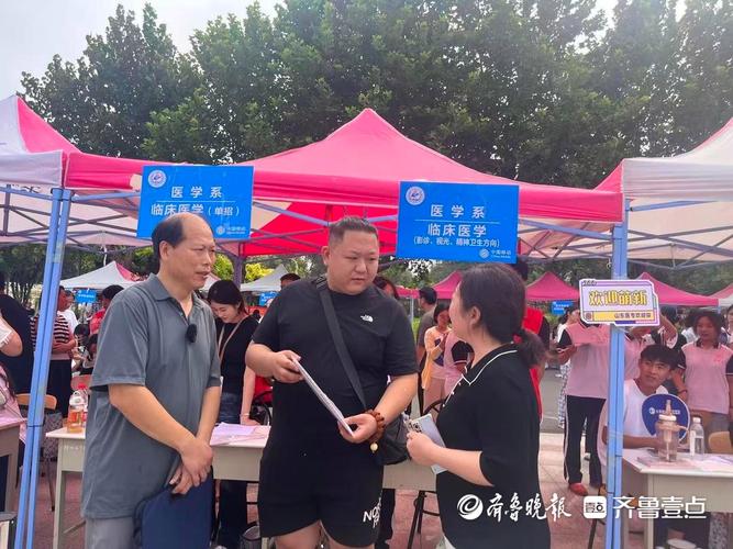 52岁村医与儿子考入同校同专业