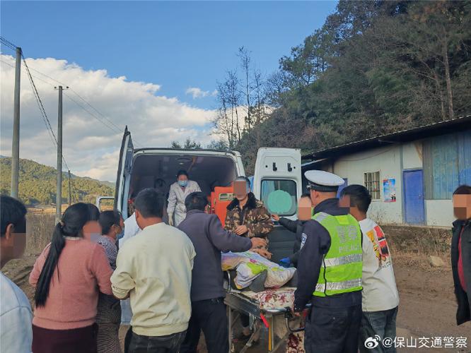 游客被困 当地村支书开皮卡车救援