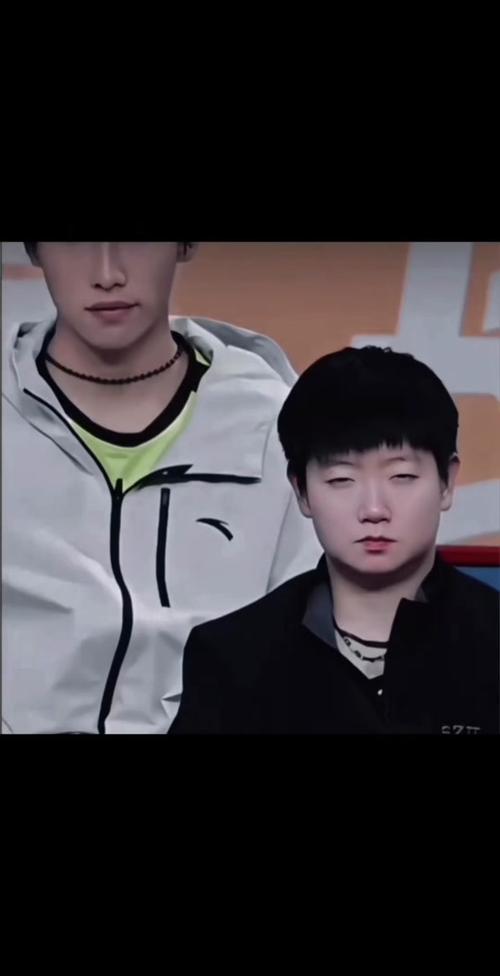孙颖莎离场前把覃予萱叫到身边指导