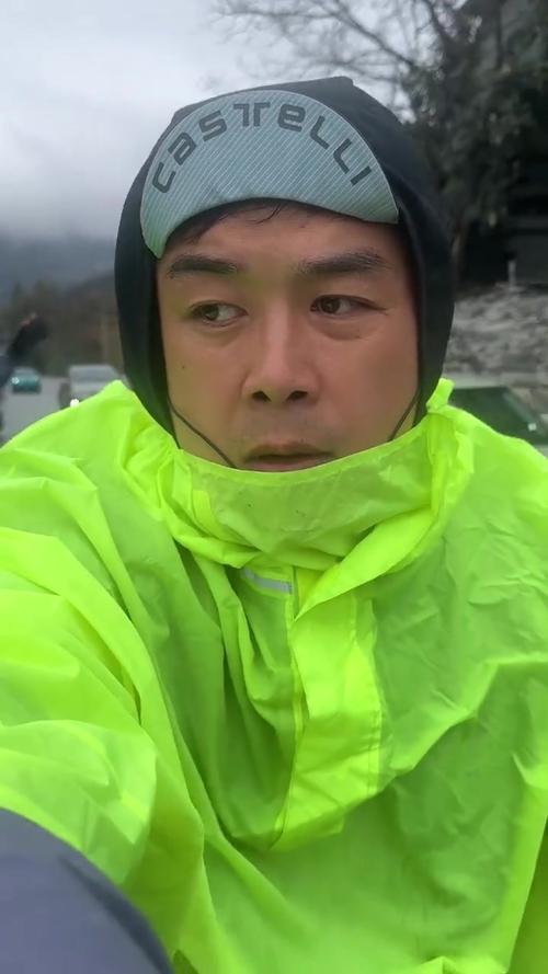 新疆小伙骑摩托3500公里去郑州上学