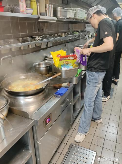 餐厅工作人员用空调水泡鸡蛋