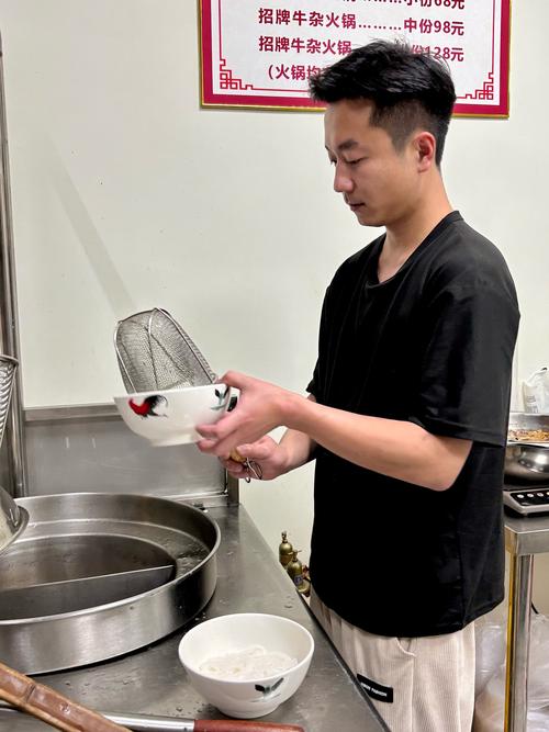 餐厅员工惊现空调水泡鸡蛋行为揭秘