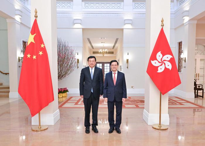李家超率代表团出席九三阅兵庆典活动