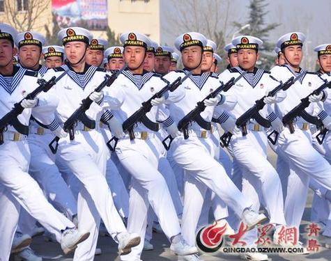 青岛一公司老板包场请员工看阅兵
