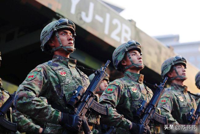 揭秘亮相阅兵的神秘武器，重量堪比六瓶水的自动步枪揭秘亮相阅兵的神秘武器，约六瓶水重的自动步枪亮相阅兵