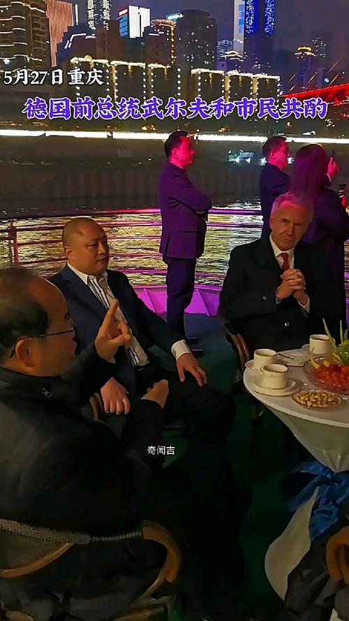 中俄元首餐桌叙谊 普京品茶吃水果