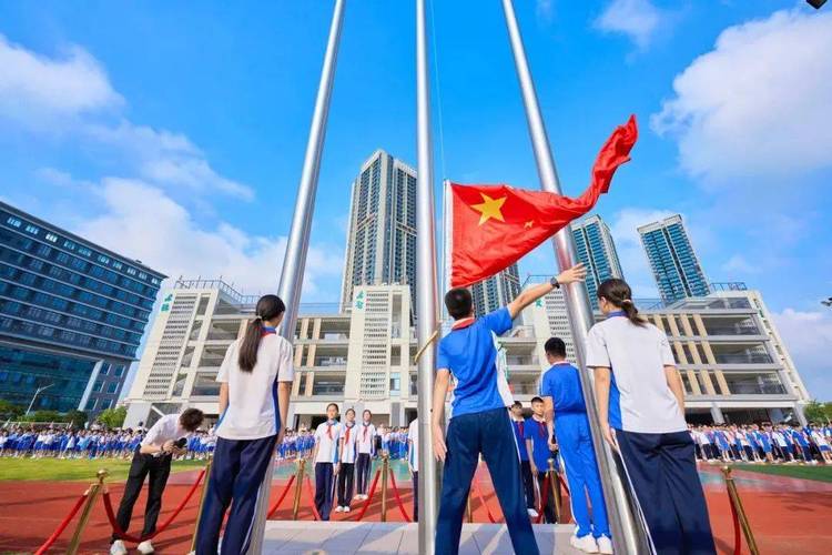 深圳校长升旗仪式现场连做71个俯卧撑展示身体素质
